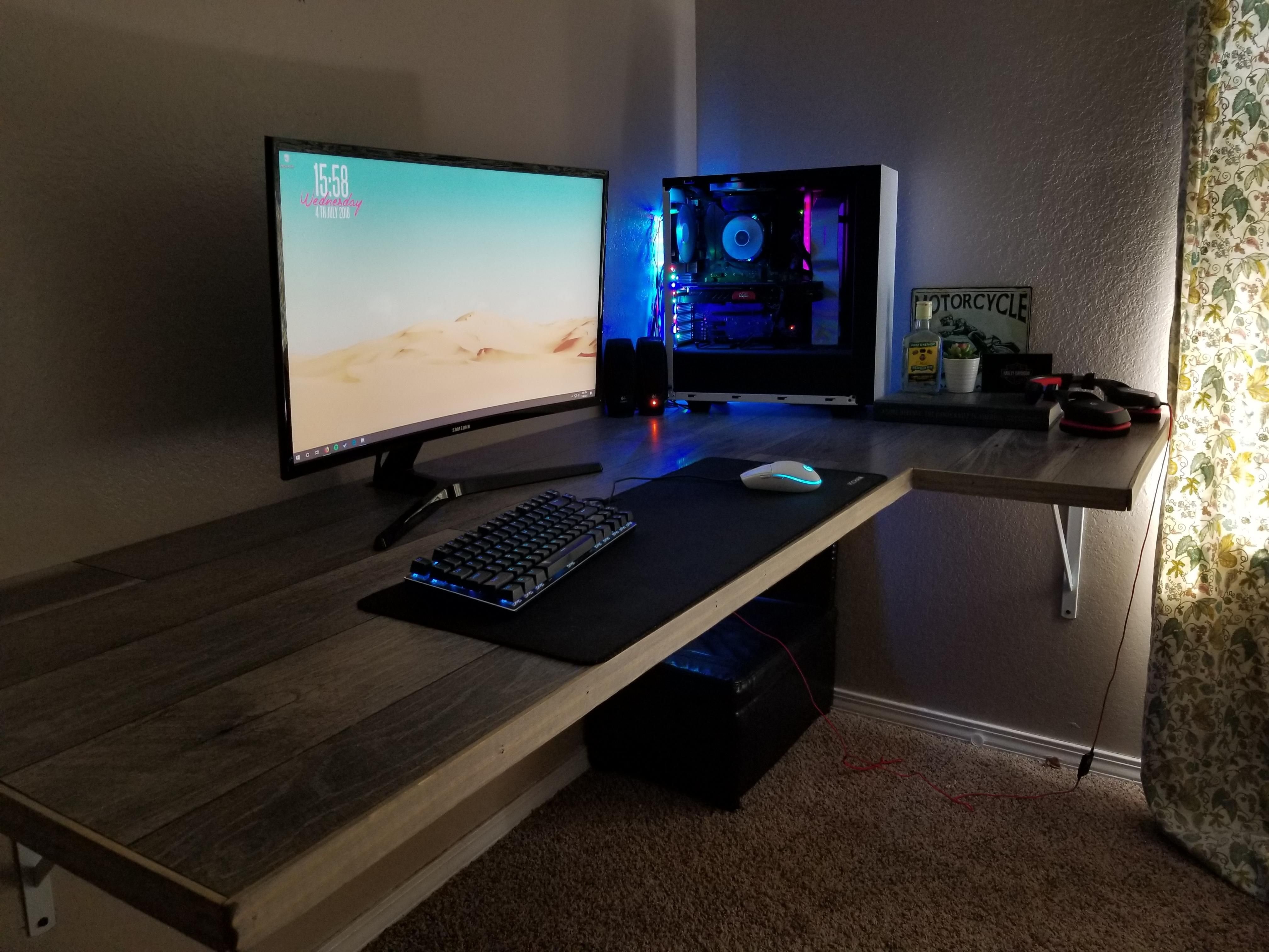 Пк виде стола. Компьютерная комната. Крутой компьютерный стол. Красивый компьютер. Компьютерный стол игровой.