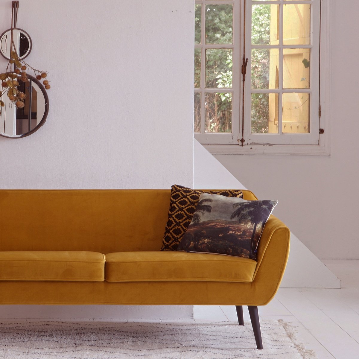 Горчичный диван в скандинавском стиле