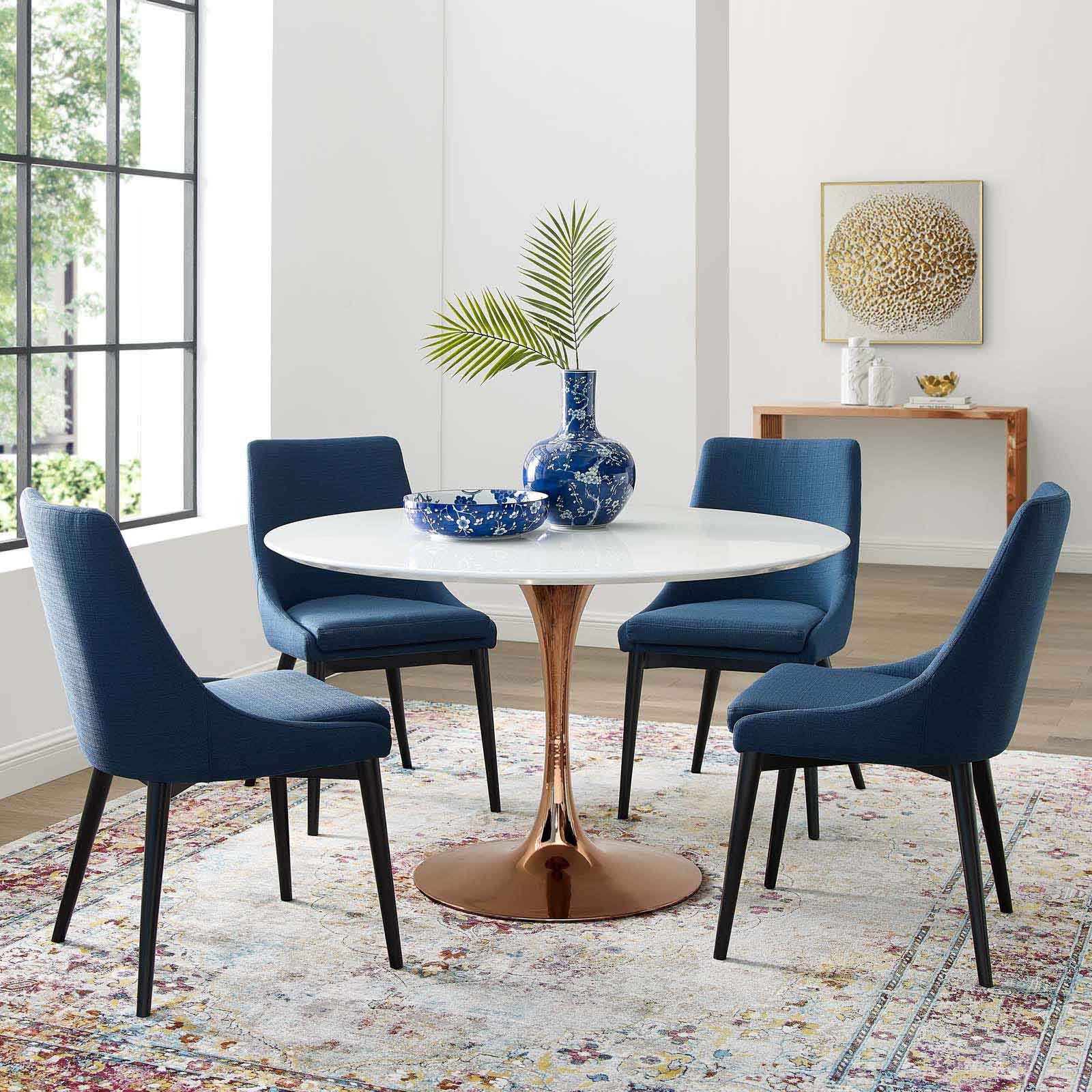 Круглый стол с синими стульями
