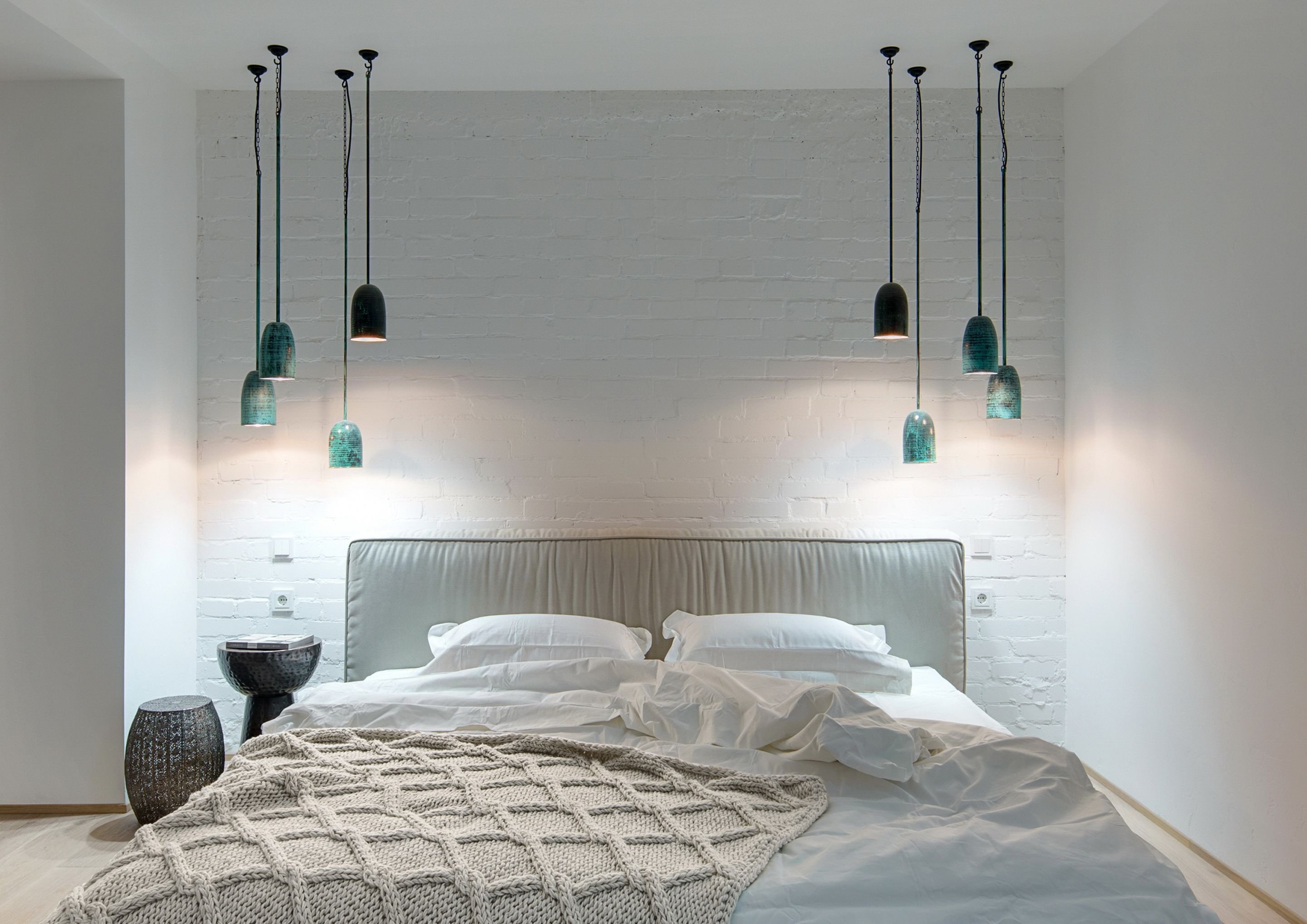 Светильники около кровати в спальне дизайн фото