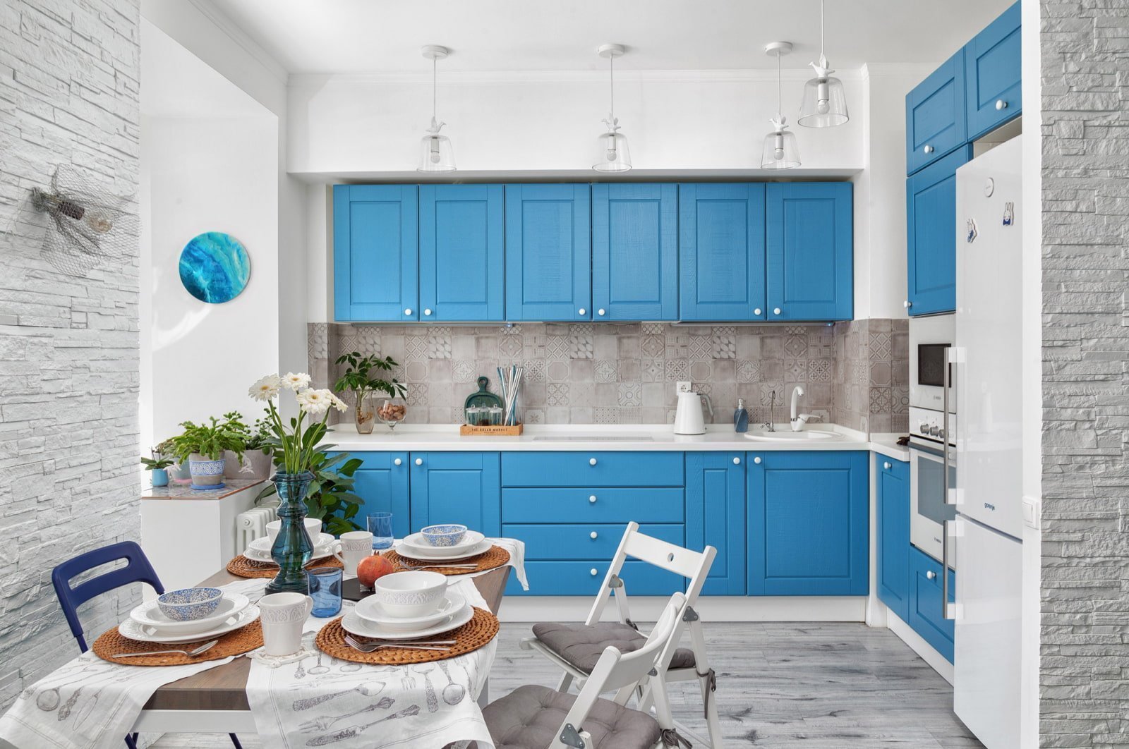 С какими цветами сочетается голубая кухня в интерьере?