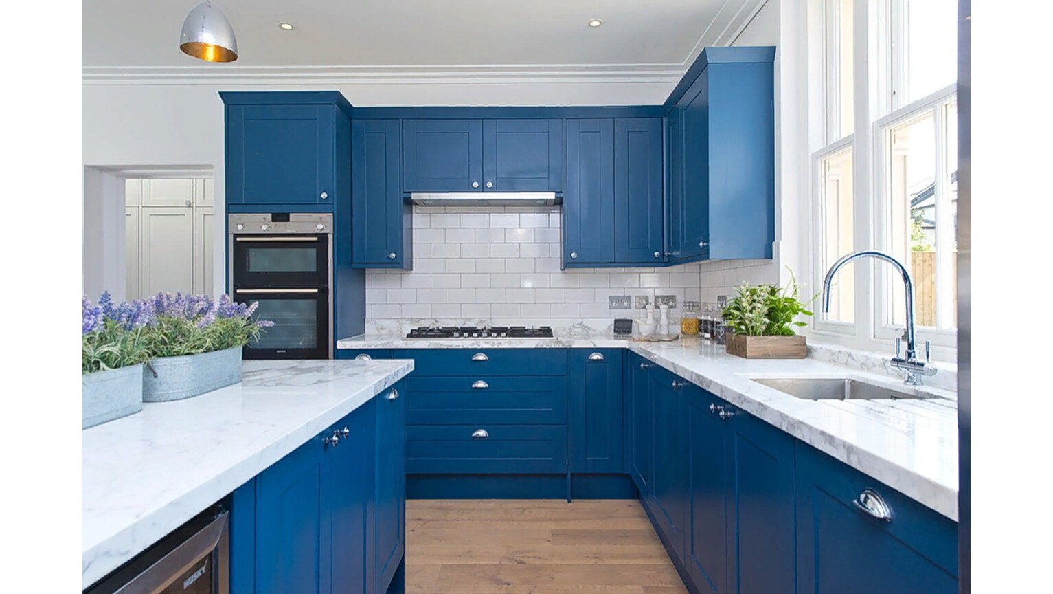 Белая кухня синяя столешница. Кухня лазурит голубая. Синие кухни. Кухня в голубом цвете. Бело голубая кухня.