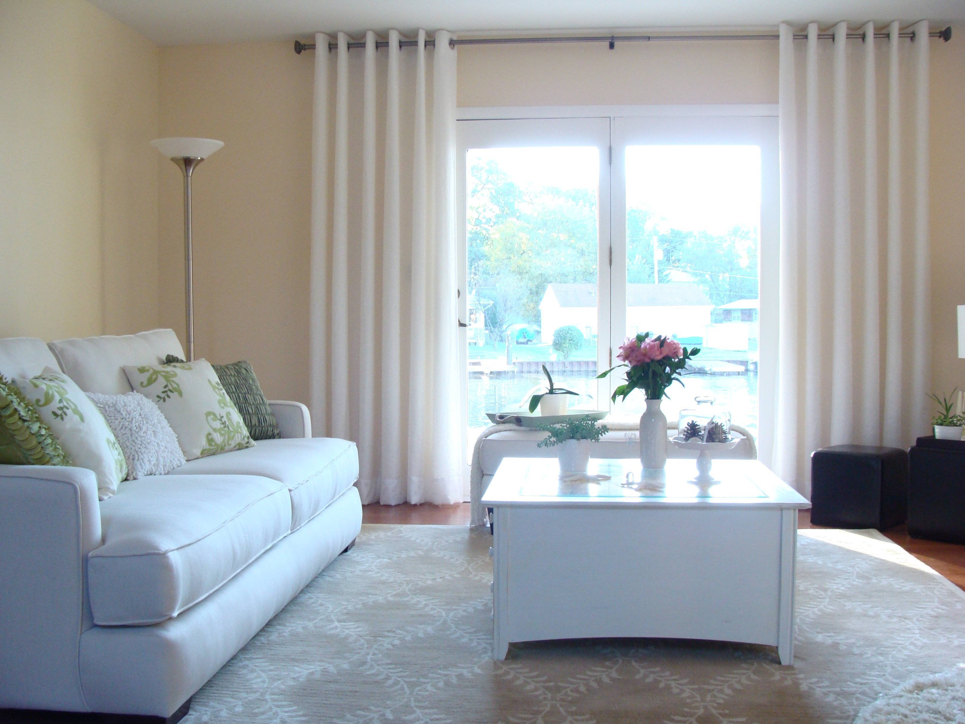белые шторы в интерьере гостиной в современном стиле
