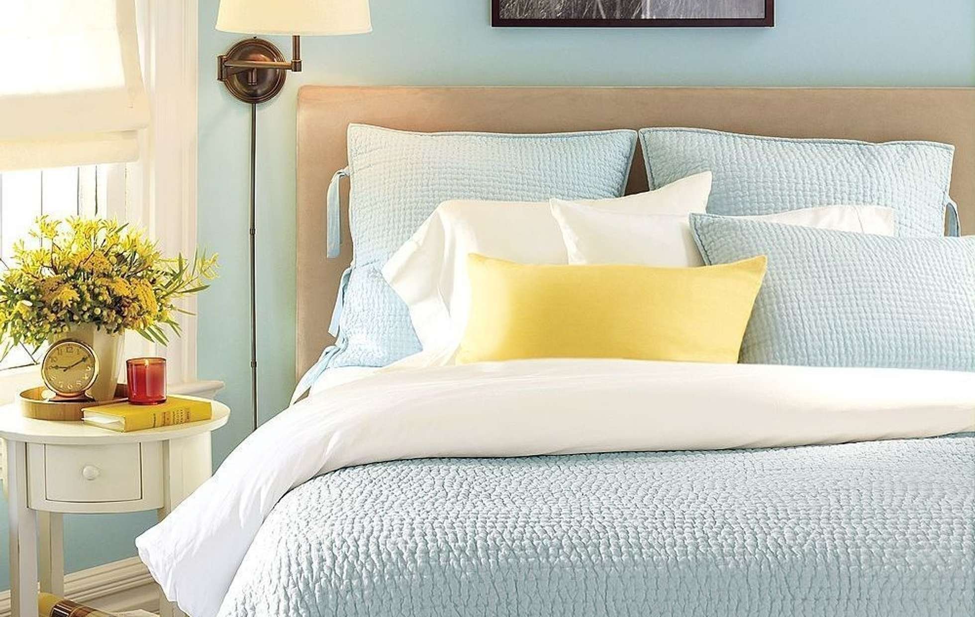Постель или пастель как. Текстиль в интерьере спальни. Желто голубая спальня. Красиво застеленная кровать. Постельное белье в интерьере.