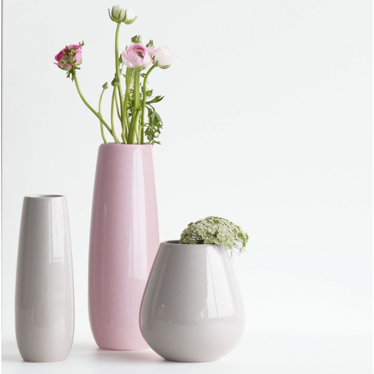 Светло серые вазы. Стильные вазы для интерьера. Вазы для цветов. Оригинальные вазы для цветов. Современная ваза для цветов.