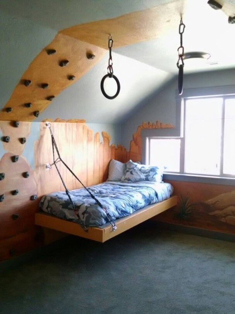 кровать на цепях к потолку