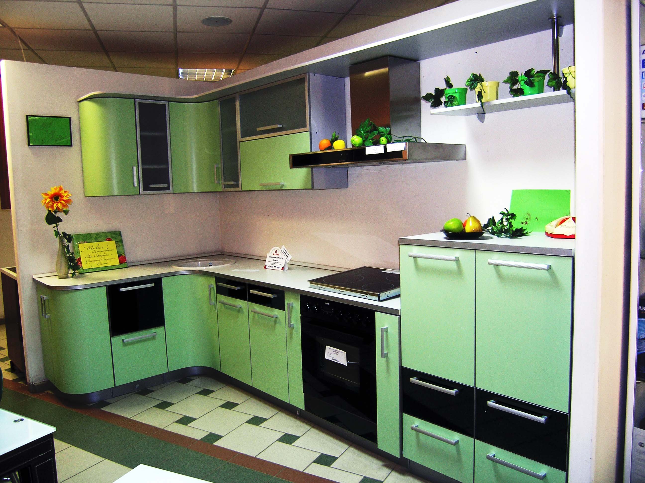 Кухонный гарнитур угловой цвет. Кухонный гарнитур зеленый. Угловые кухни. Салатовый кухонный гарнитур. Кухня в салатовом цвете.