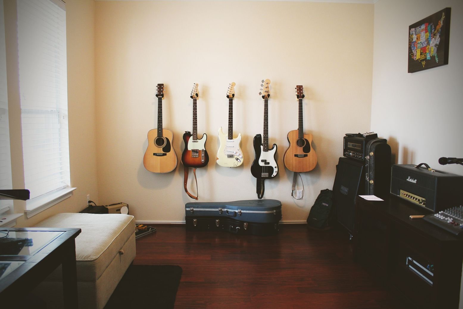 гитара в интерьере спальни
