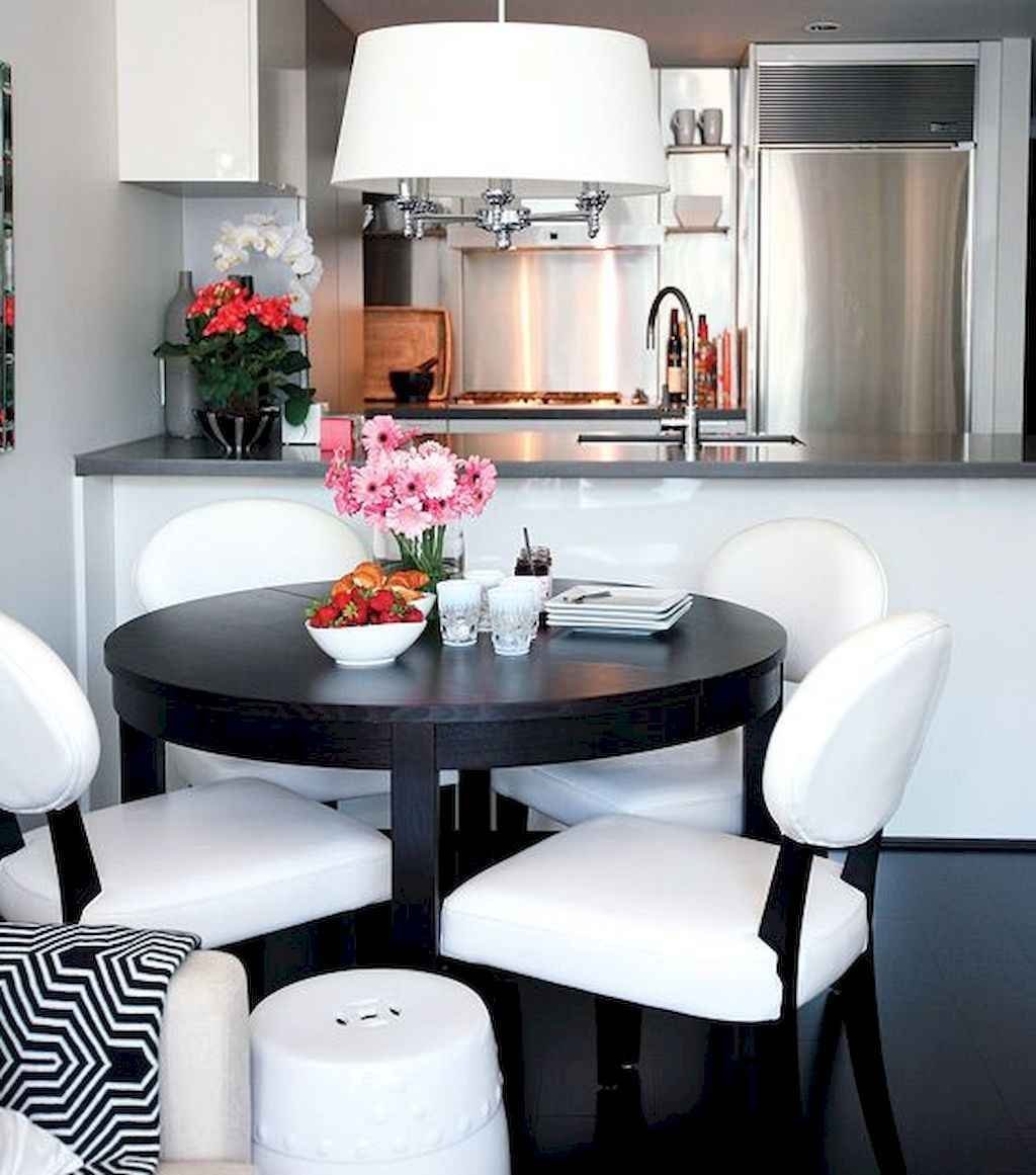 Черный стол и стулья на кухне
