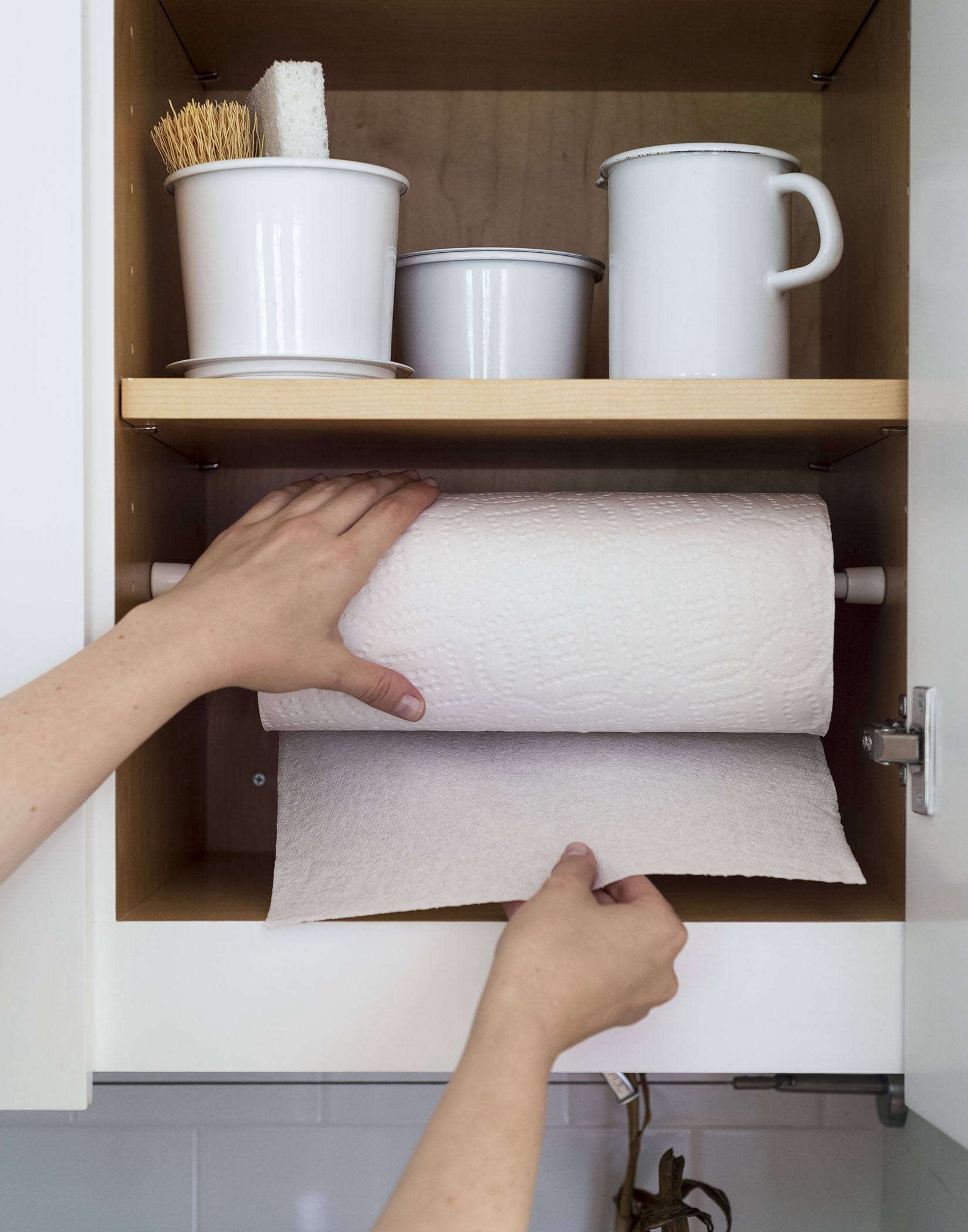 Организация полотенец. Бумажные полотенца на кухне. Хранение бумажных полотенец на кухне. Держатель для бумажных полотенец в интерьере. Подставка для кухонных полотенец.