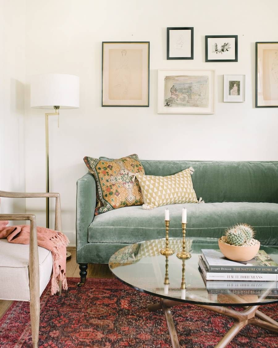 Шалфейный цвет дивана в интерьере