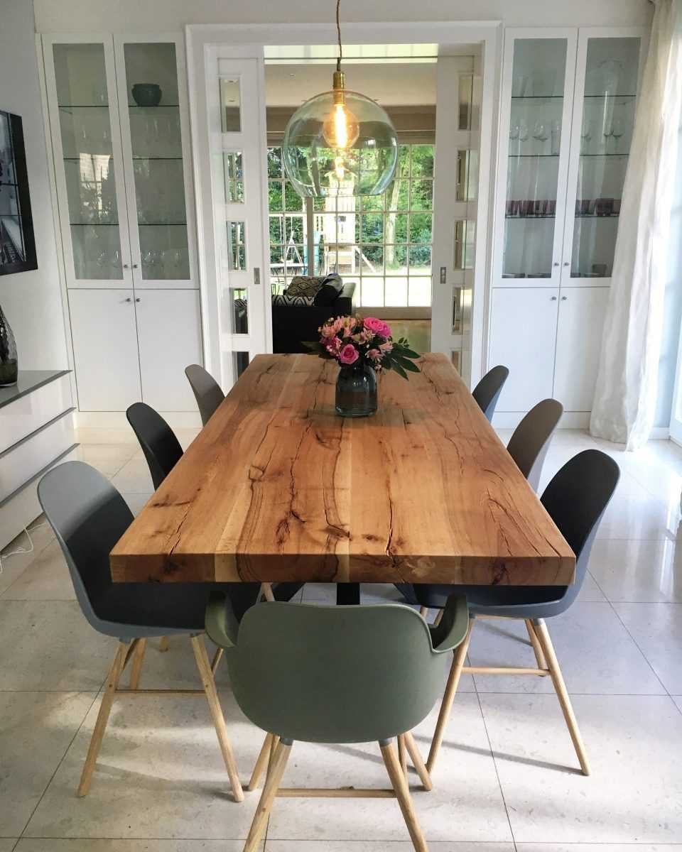 Деревянный стол в интерьере современной кухни