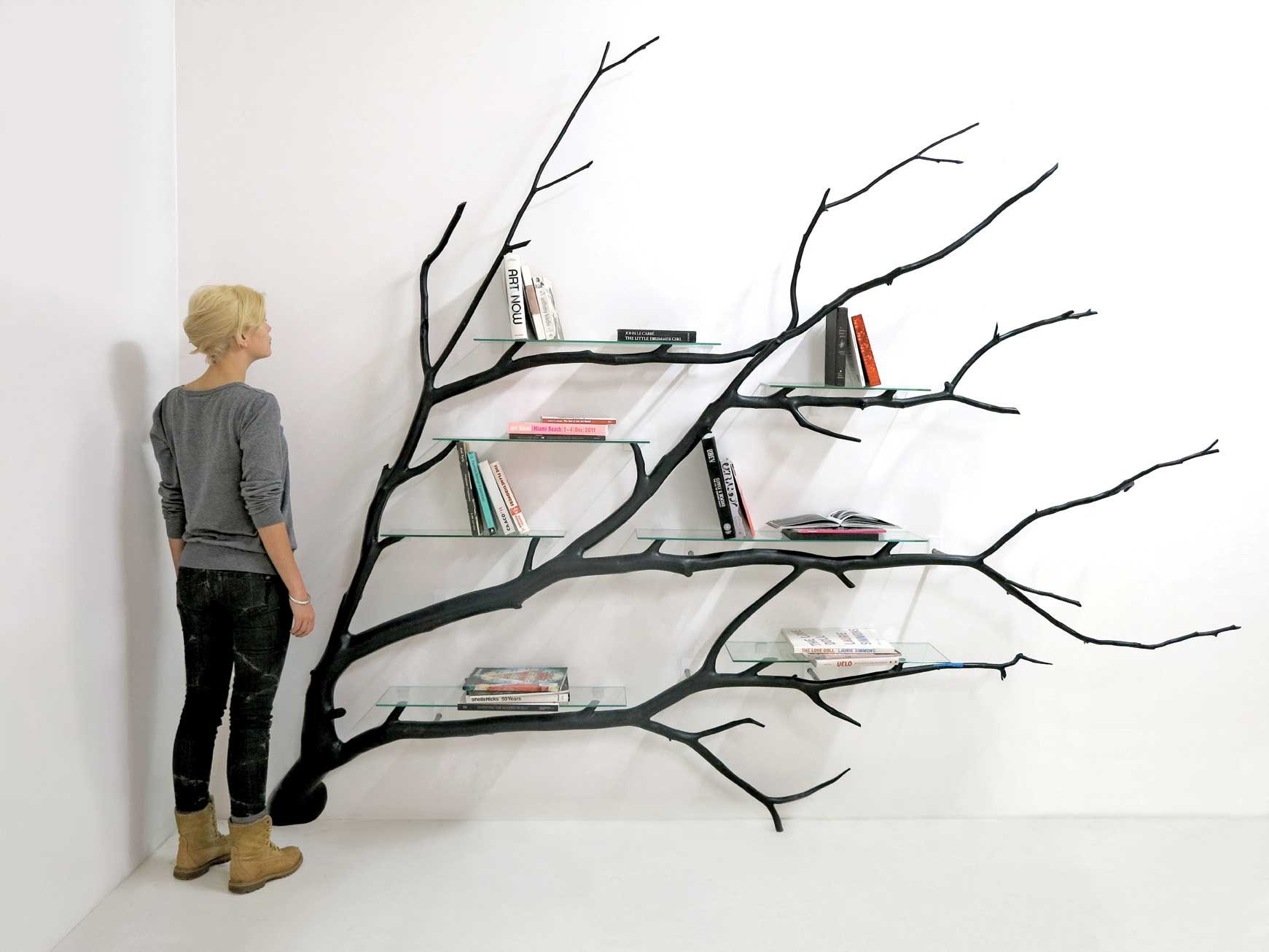 Книжная полка в виде дерева, творческий подход к хранению книг