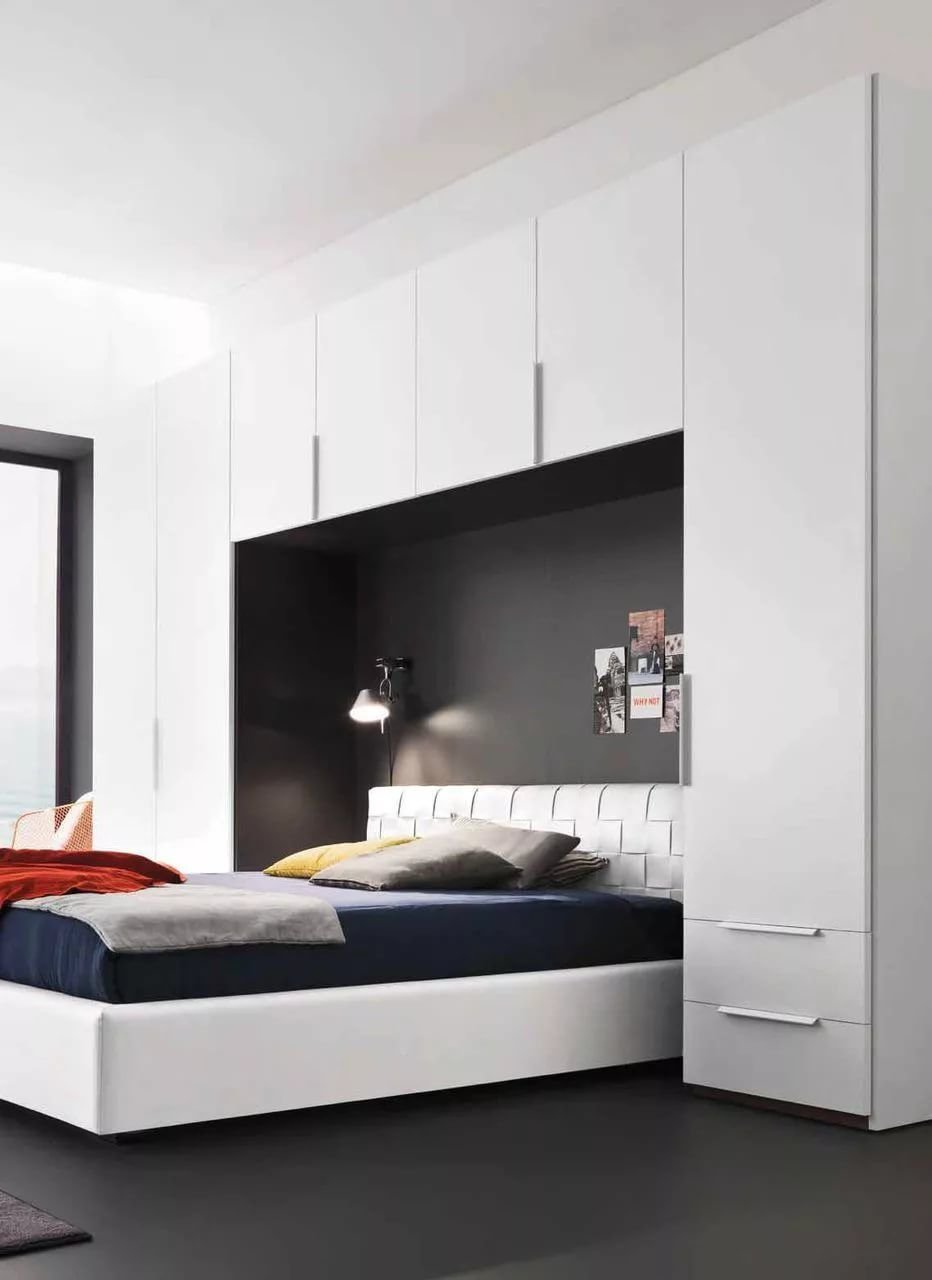 кровать а по бокам шкафы спальня дизайн