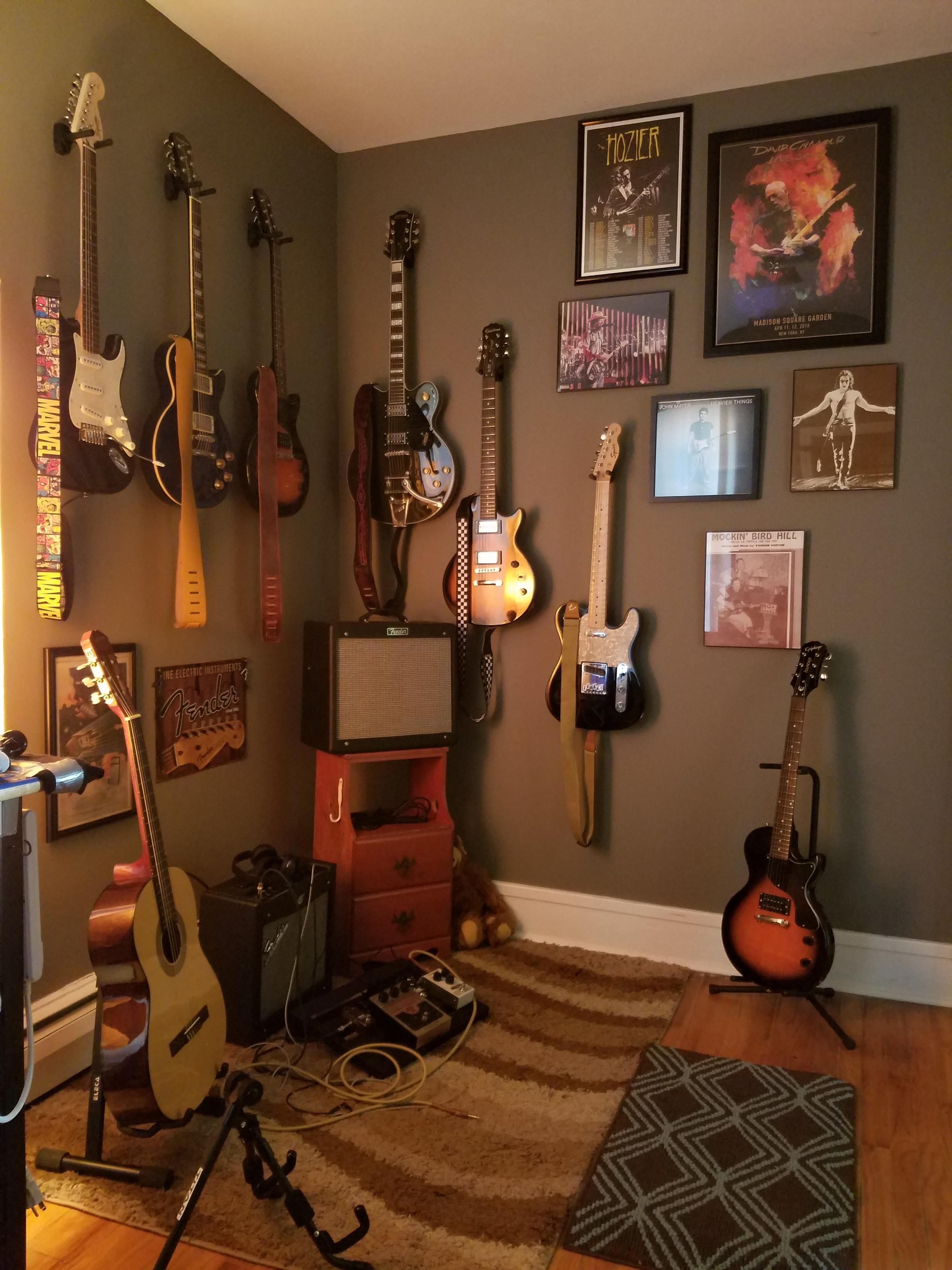 Комната с музыкальными инструментами