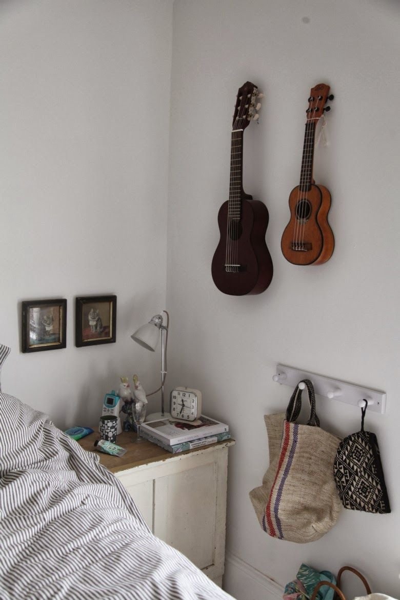 гитара в интерьере спальни