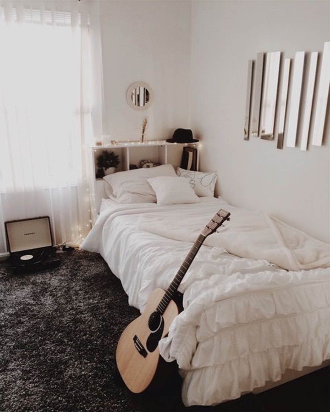Гитара в комнате