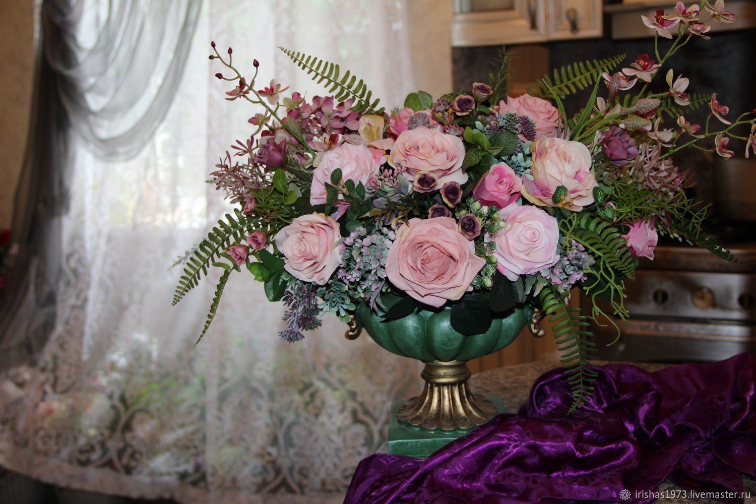 Композиция искусственные цветы в вазе