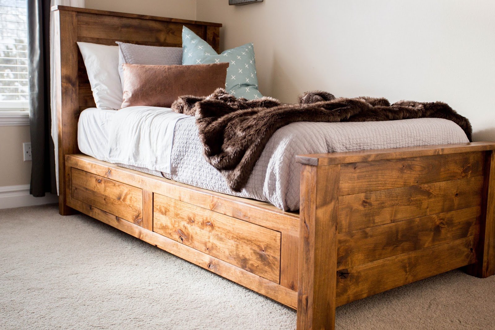 Самодельная кровать из дерева. Кровать деревянная. Самодельная деревянная односпальная кровать. Необычные деревянные кровати. Односпальная кровать из бруса.