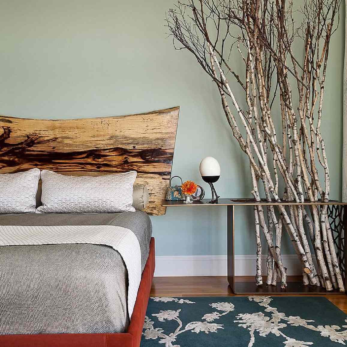 Кровать из ветвей дерева