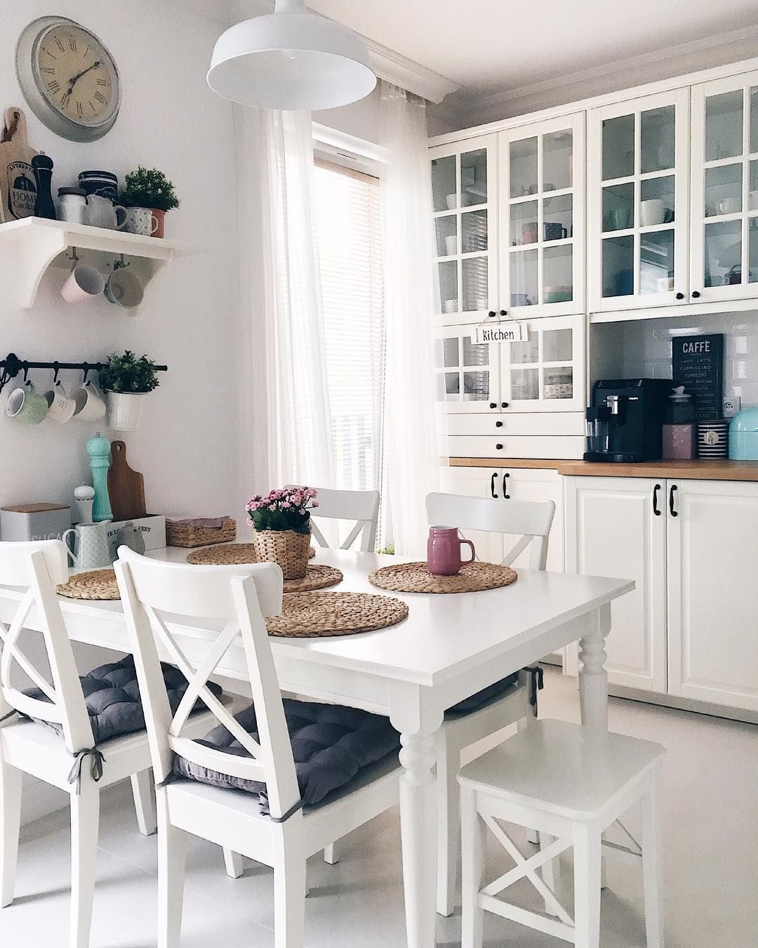 Белый глянцевый стол в интерьере кухни