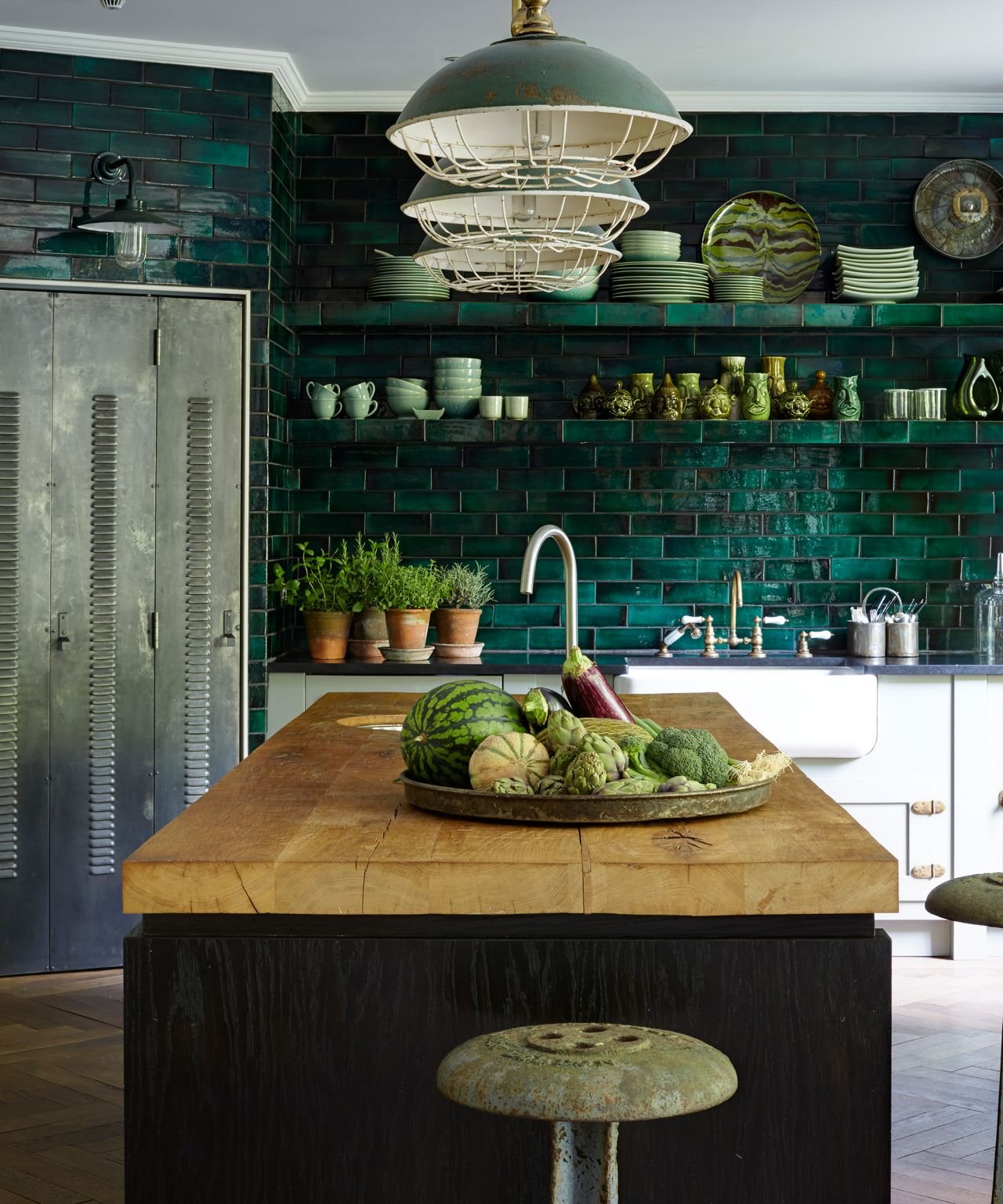 Фартук лофт. Кухня лофт изумруд. Кухня в изумрудном стиле. Стиль кухни. Кухня в зеленом стиле.