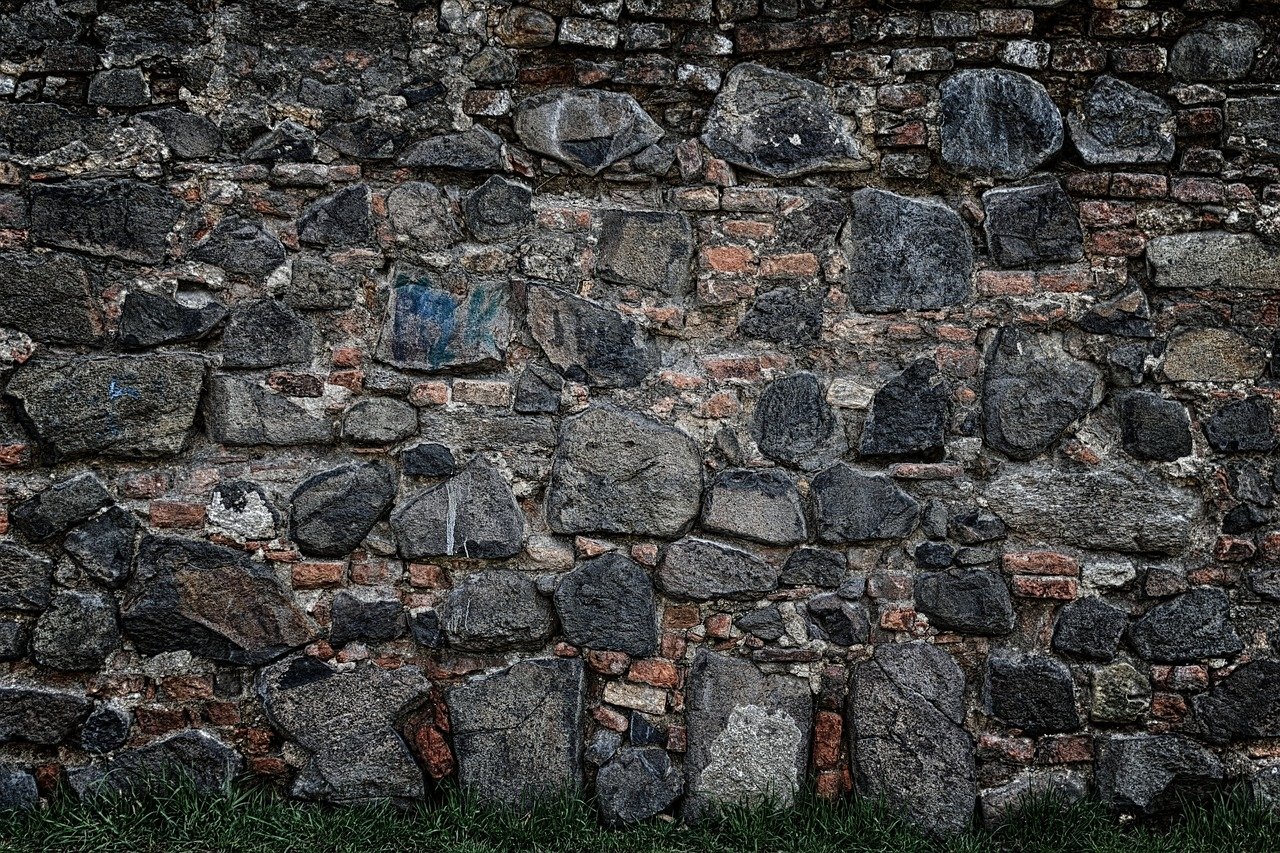 Каменная стена с факелами - 57 фото