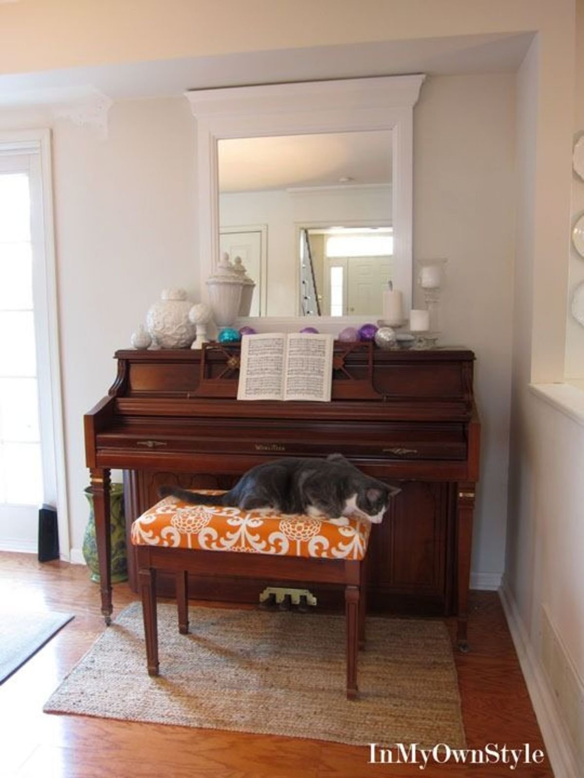 Полированное пианино в современном интерьере