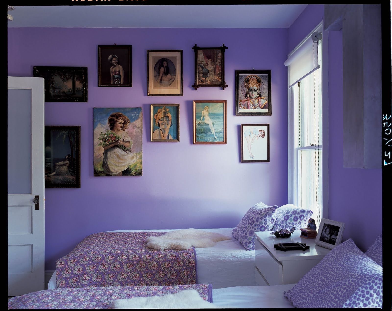 Декор в комнате с фиолетовыми стенами