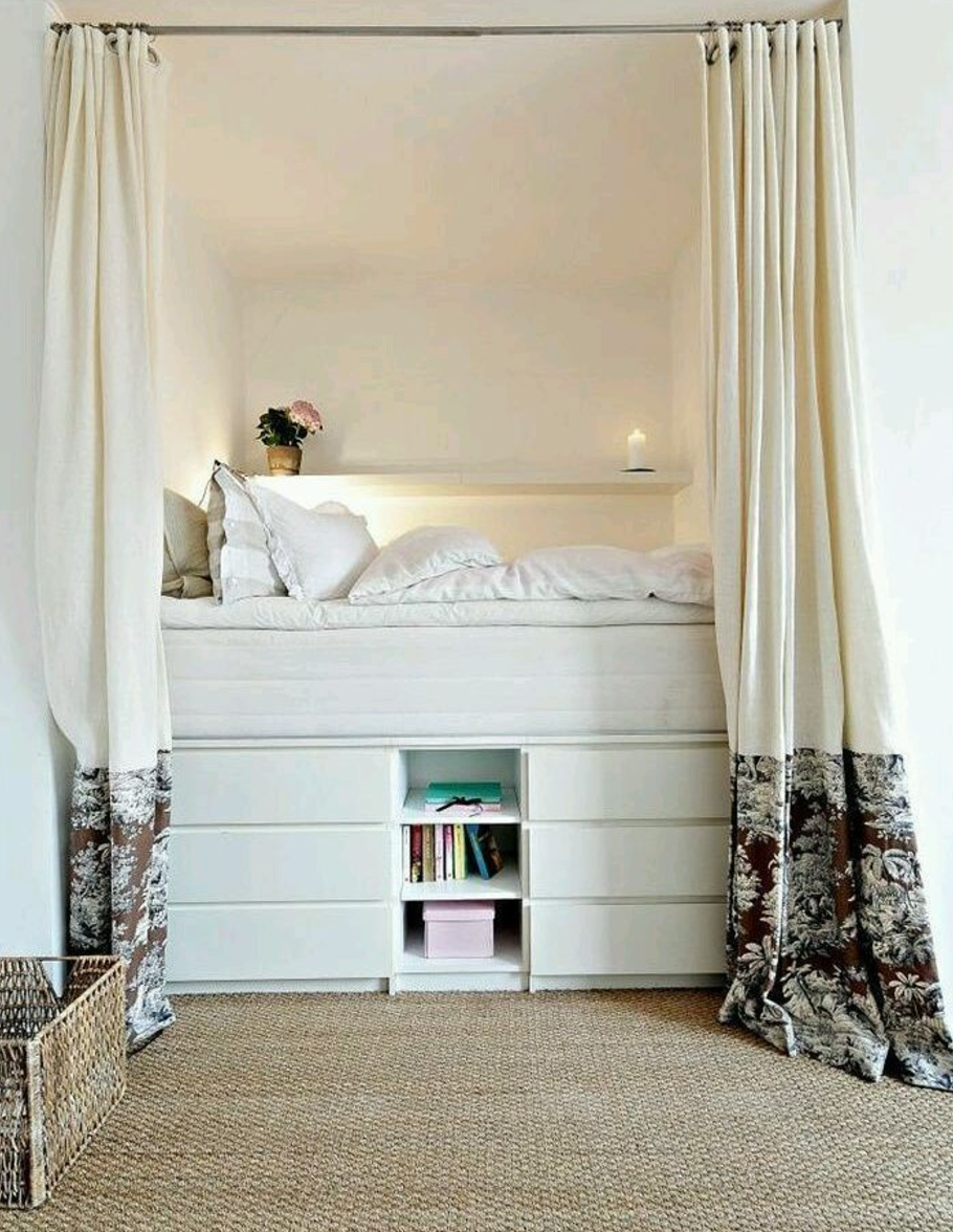 Шторка для кровати. Кровать подиум икеа. Кровать подиум в нише. Спальное место в маленькой комнате. Подиум кровать в спальне.