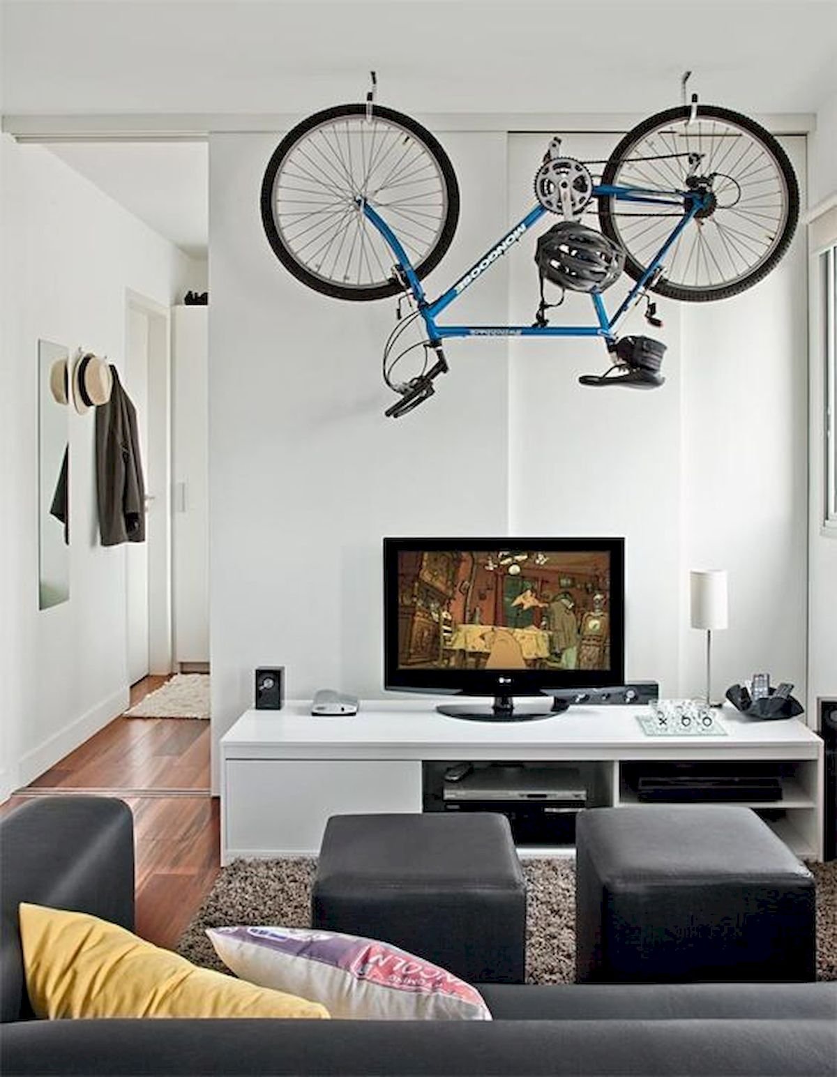 Можно ставить велосипед на. Велосипед в интерьере. Хранение велосипедов. Велосипед в интерьере квартиры. Велосипед на стене в интерьере.