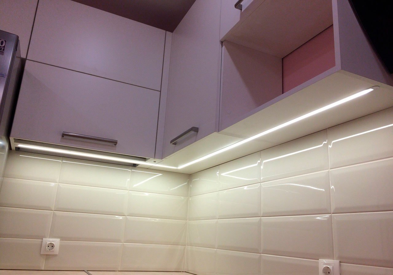 Врезная подсветка для кухни под шкафы - 67 фото