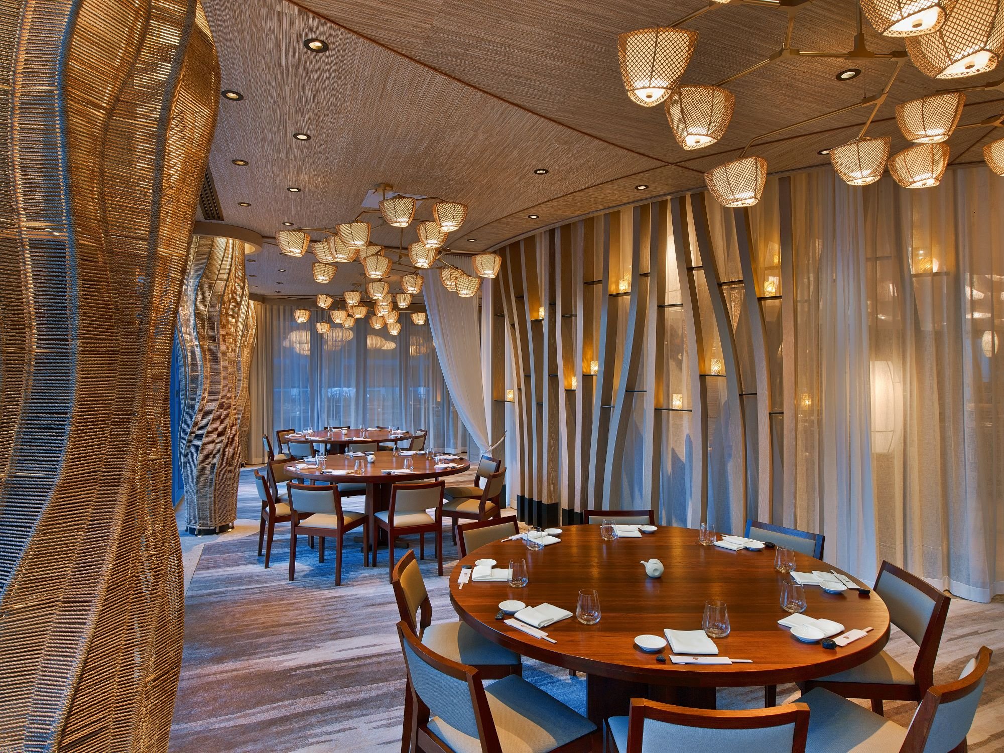 Фото ресторана внутри. Restaurant Nobu план. Nobu Restaurant Miami. Интерьер дорогого ресторана. Дорогой ресторан.