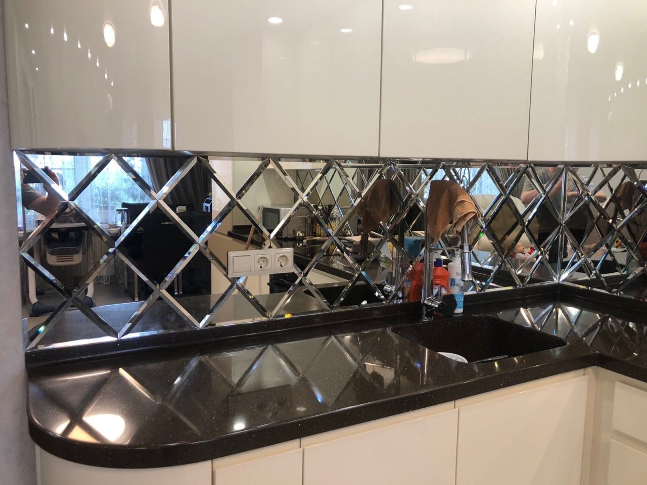 Зеркальная плитка фартук на кухне