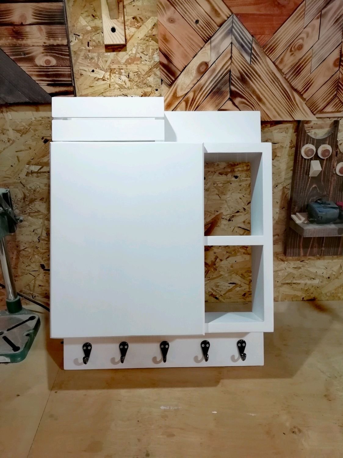 деревянный шкафчик для электросчетчика