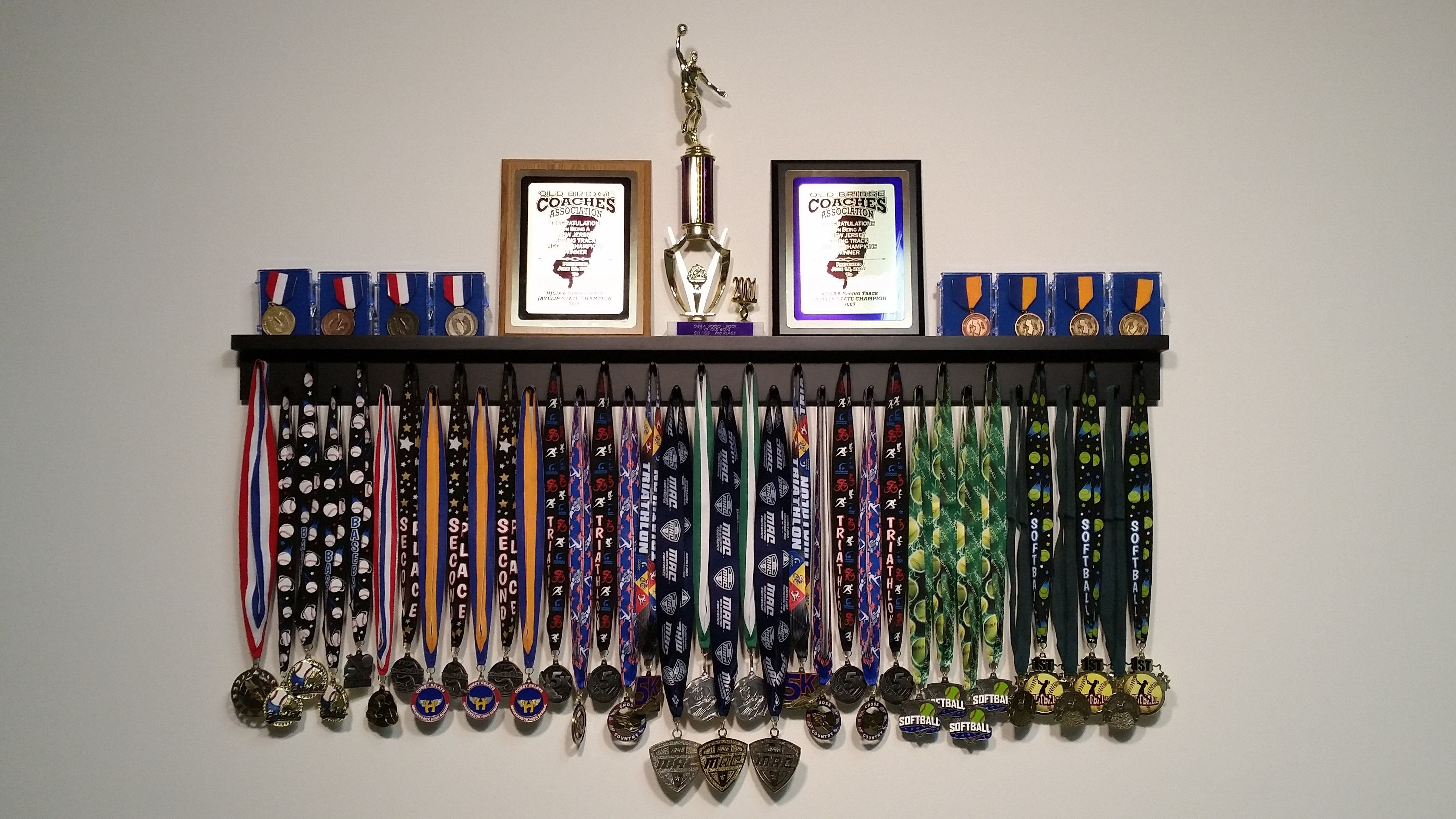 Как оформить медали спортивные на стене фото