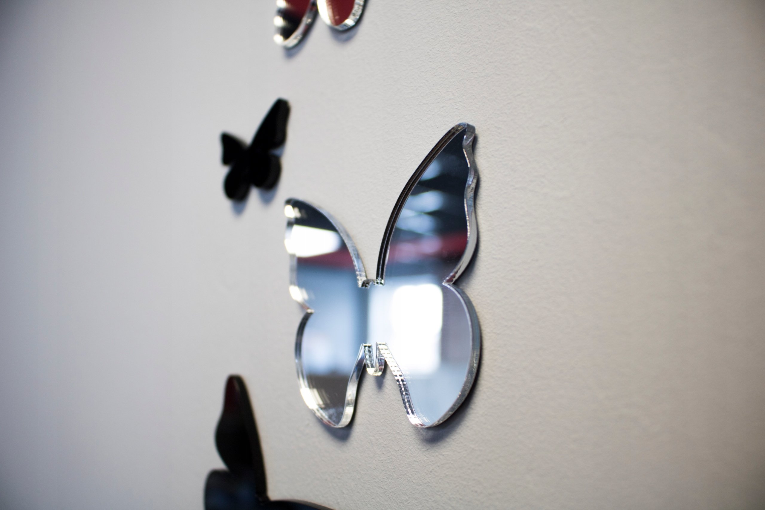 Бабочки клеит. Бабочки на стену. Бабочки для украшения комнаты. Бабочки 3д на стену. Бабочки на стену декор.