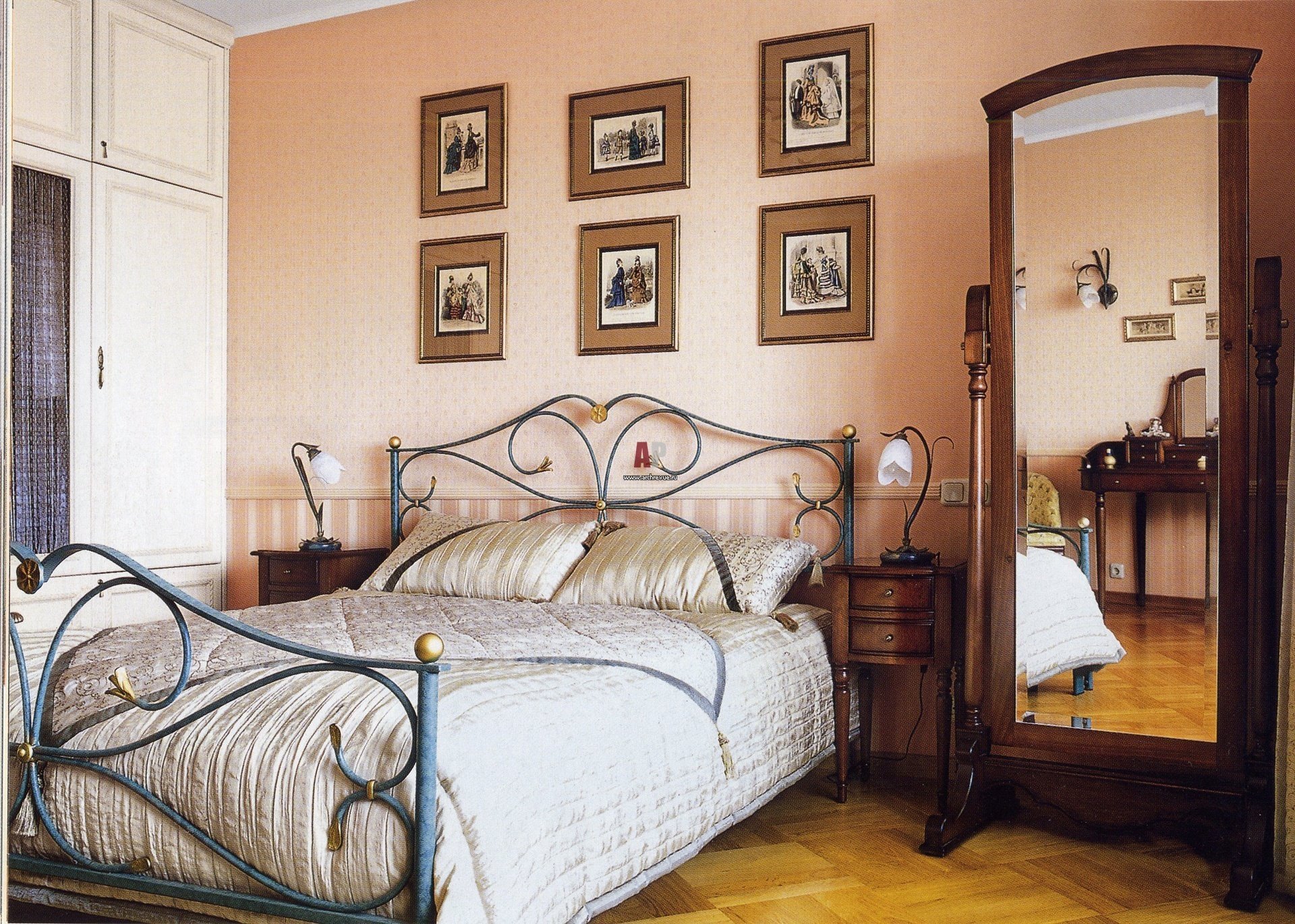 Спальня в стиле Прованс с кованной кроватью