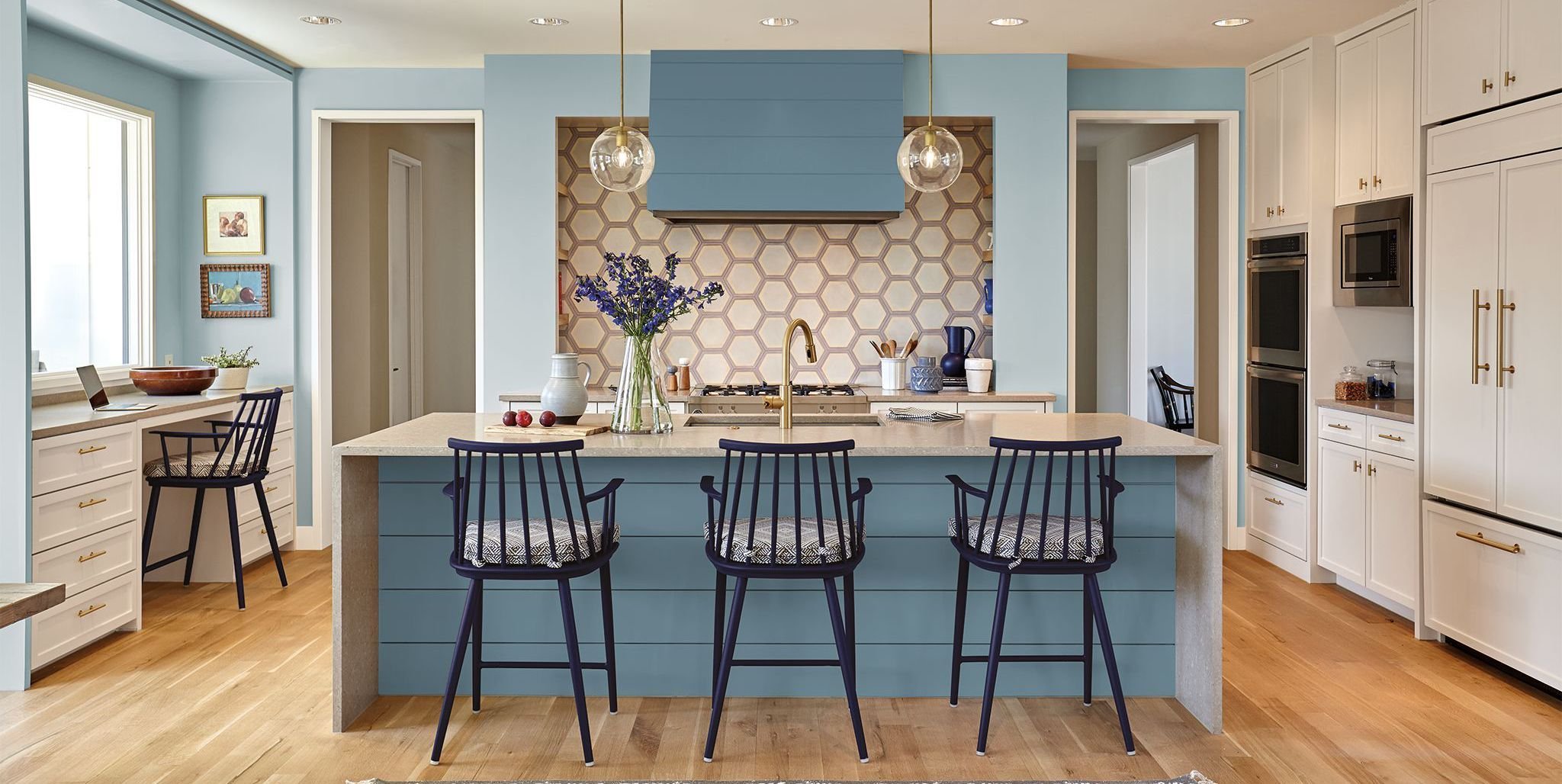 синяя кухня гостиная в интерьере