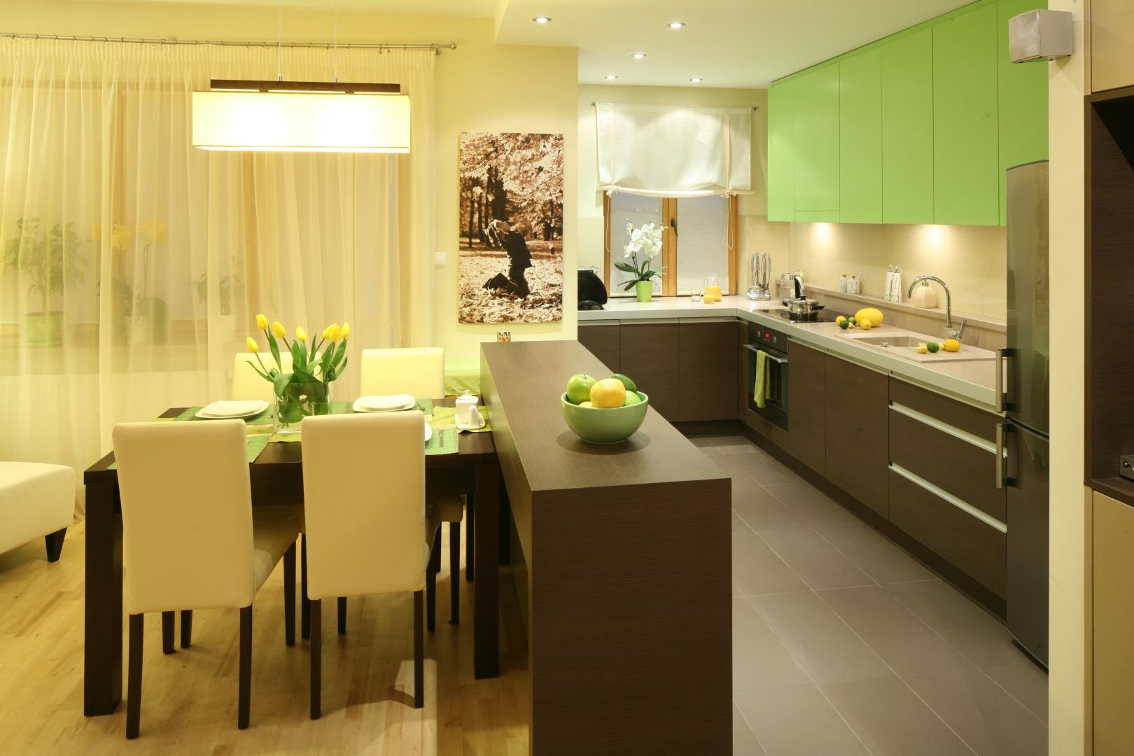Зелено бежевые обои. Интерьер кухни. Кухня в зелено-бежевых тонах. Бежево зеленая кухня. Кухня в бежево салатовом цвете.