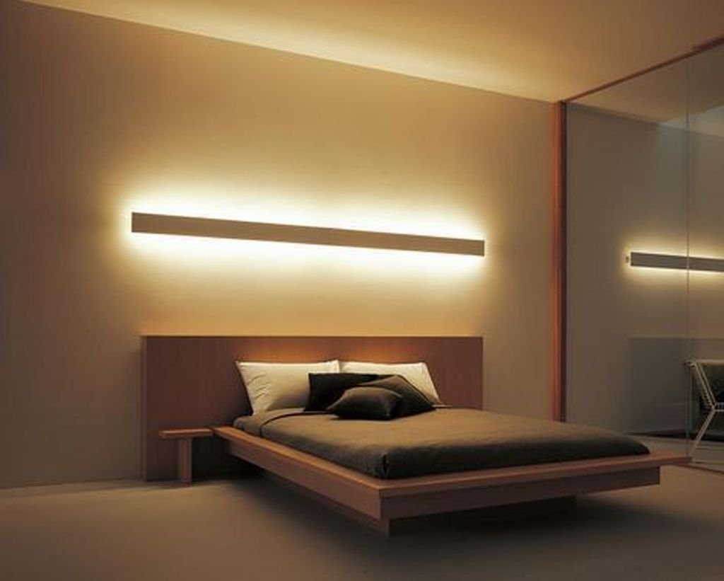 Длинный светильник над кроватью