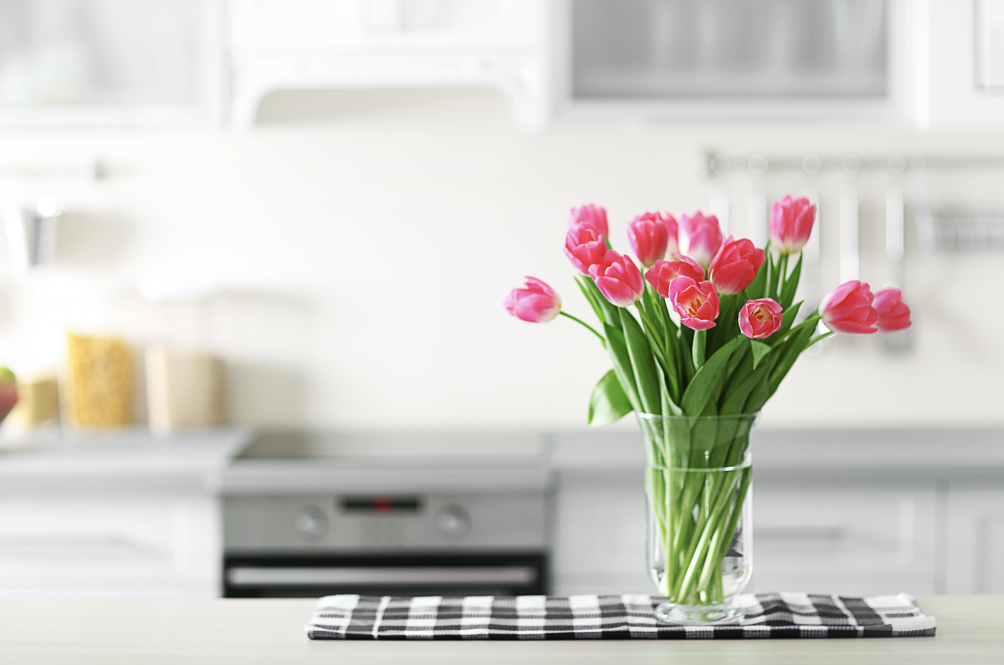 Тюльпаны в холодильнике без воды можно ли. Букет тюльпанов в интерьере. Тюльпаны в интерьере кухни. Цветы на кухонном столе. Цветы на кухне.