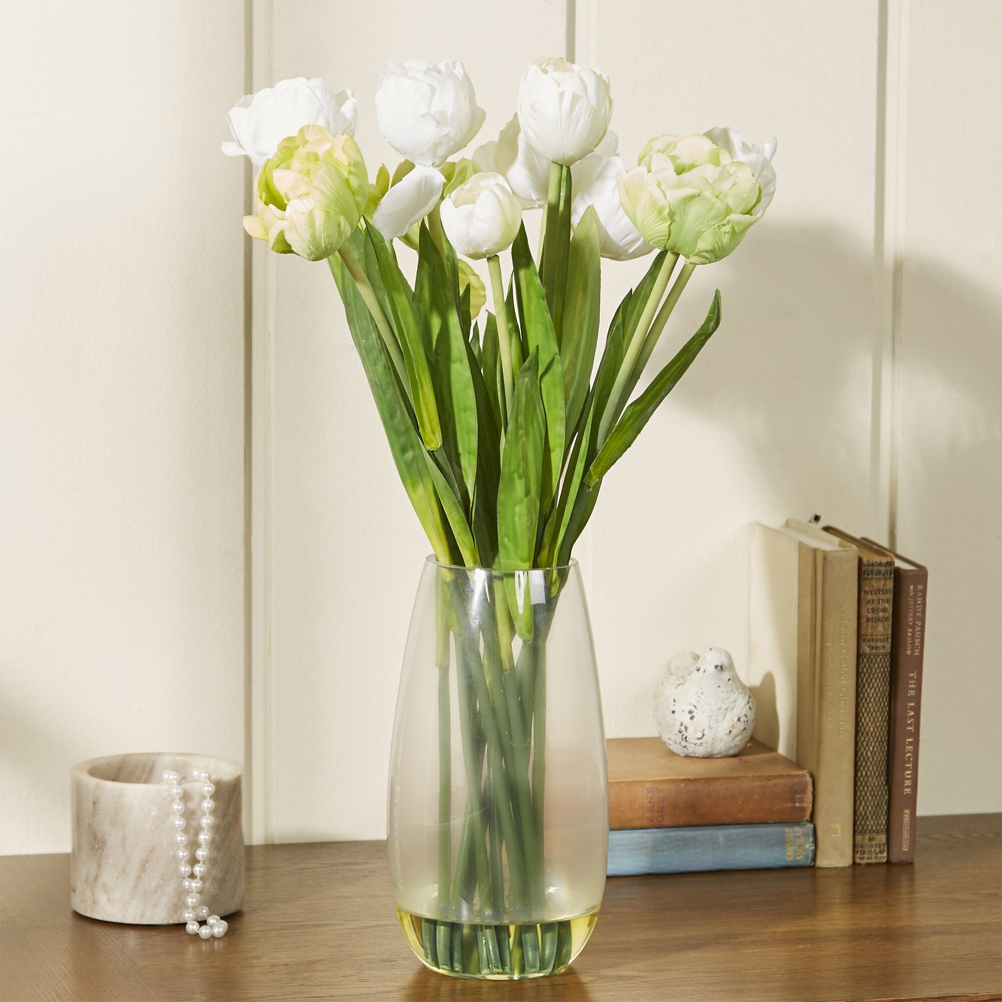 Как сохранить свежие тюльпаны в вазе. Вазы для тюльпанов. Цветы в квадратной вазе. Искусственные тюльпаны в интерьере. Ваза с тюльпанами.