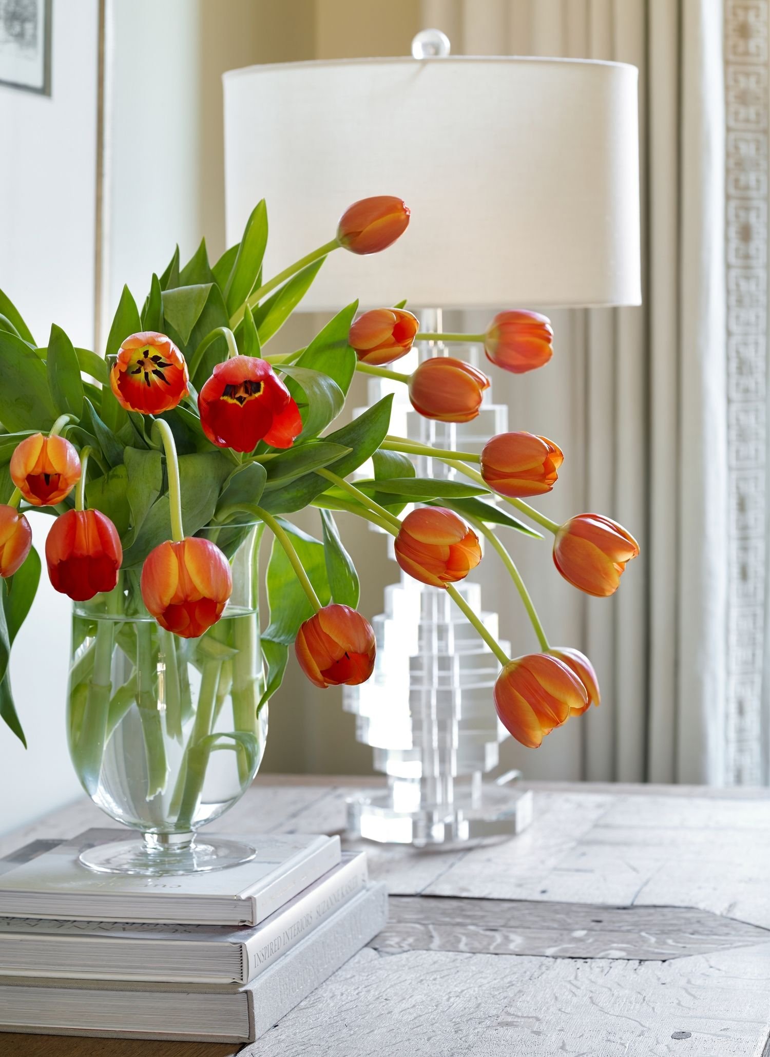 Тюльпаны в интерьере. Dome тюльпаны (Tulips) 031003. Тюльпаны в вазе. Тюльпаны в вазах. Букет тюльпанов в вазе.