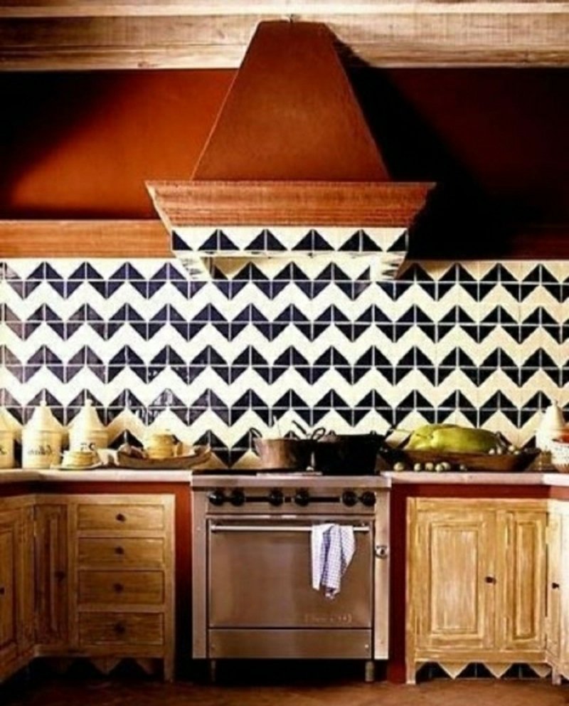 Кухонный фартук из плитки с геометрическим узором