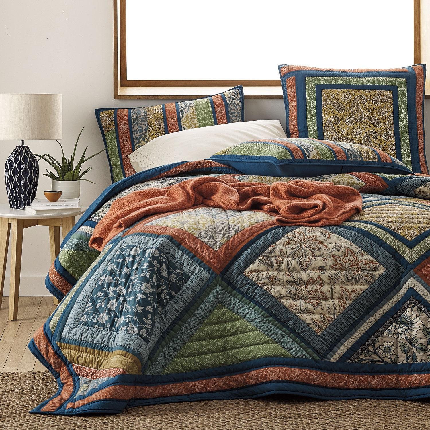 Лоскутные одеяла в стиле пэчворк в интерьере (36 фото)