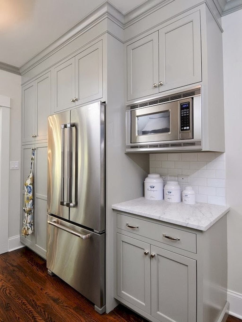 холодильник в пенале в кухне