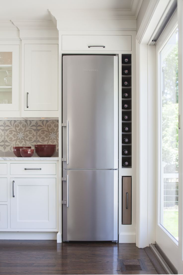 Шкафчик над холодильником в кухне