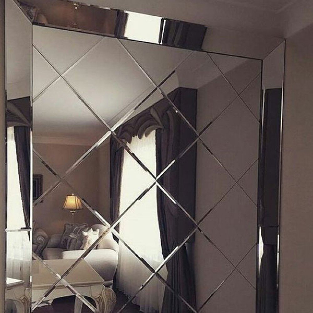Зеркало полосками на стене