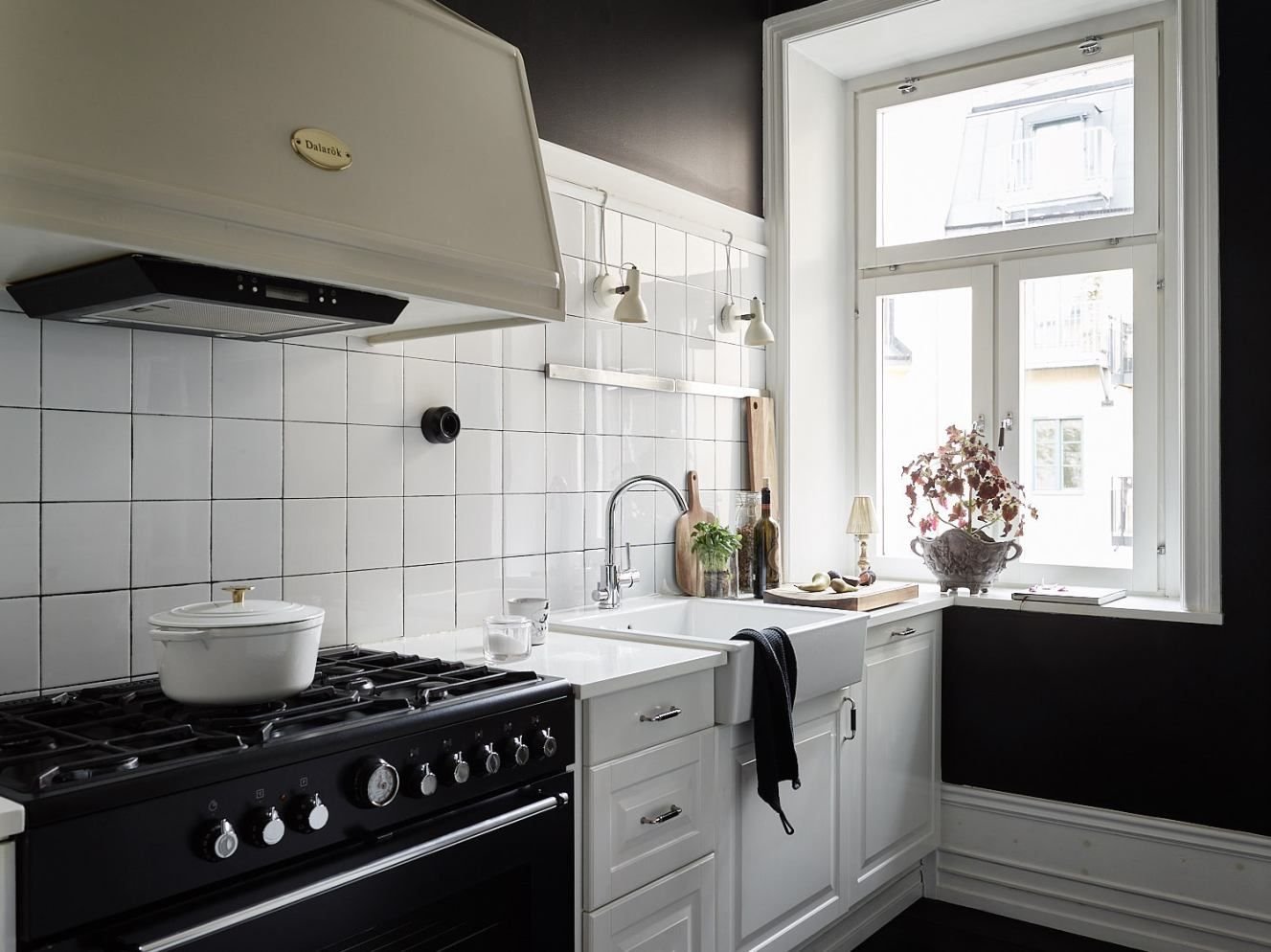 белая кухня черная плита и черная вытяжка